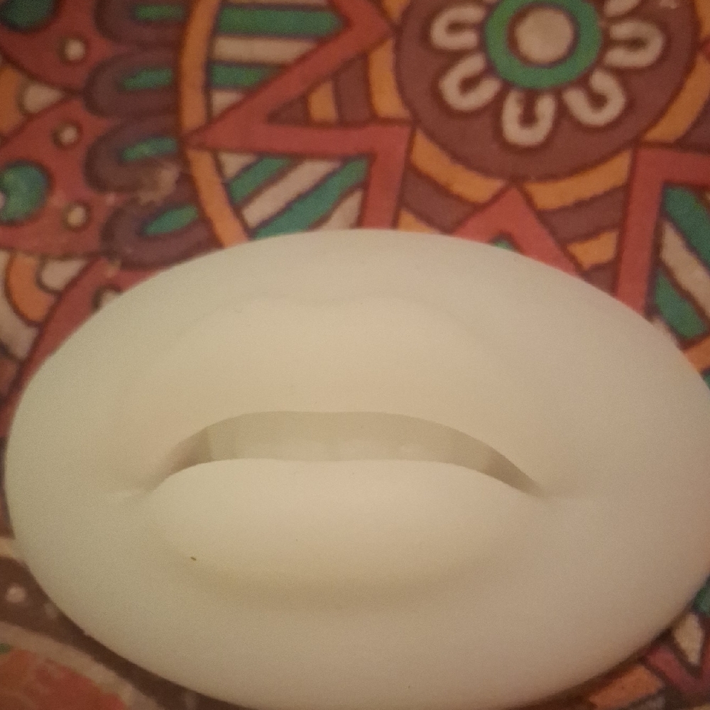 Elegant White Lip-Shaped Accessory